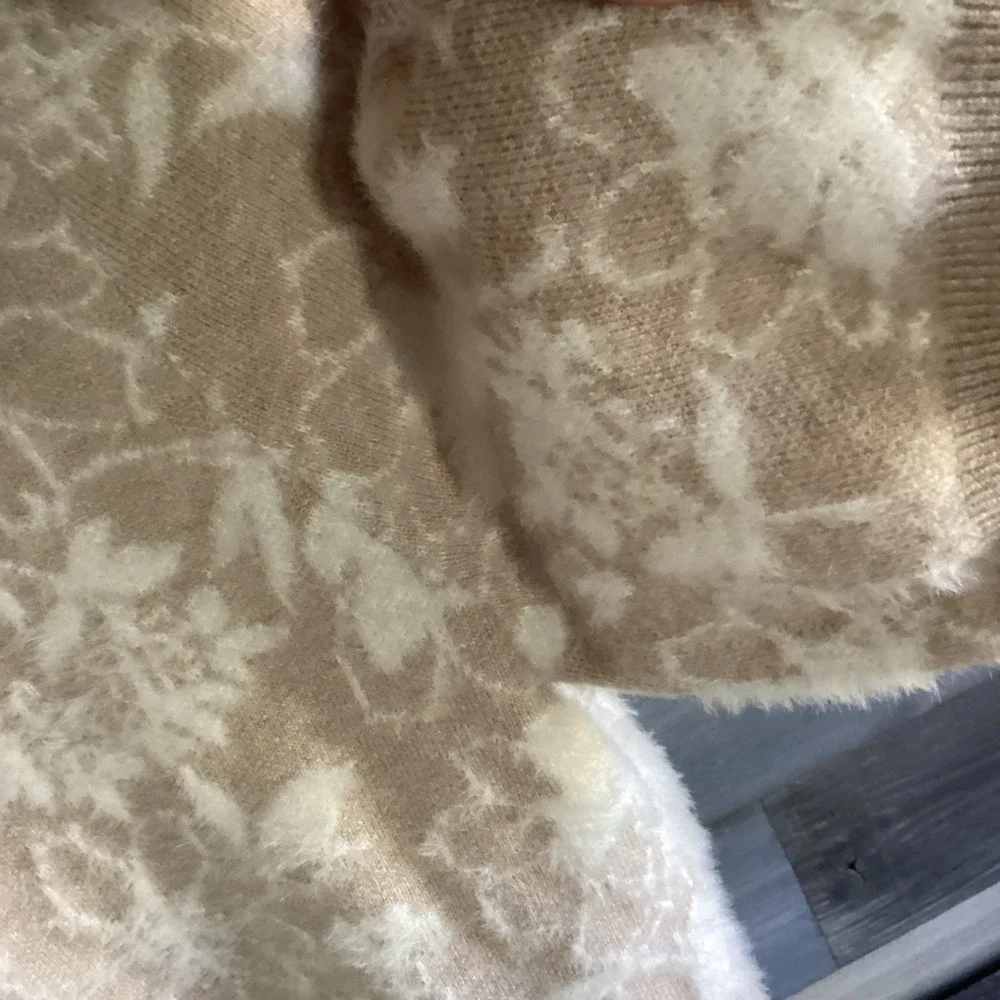 WOMANS Sweater SZ Med NWT Brown And‎ White